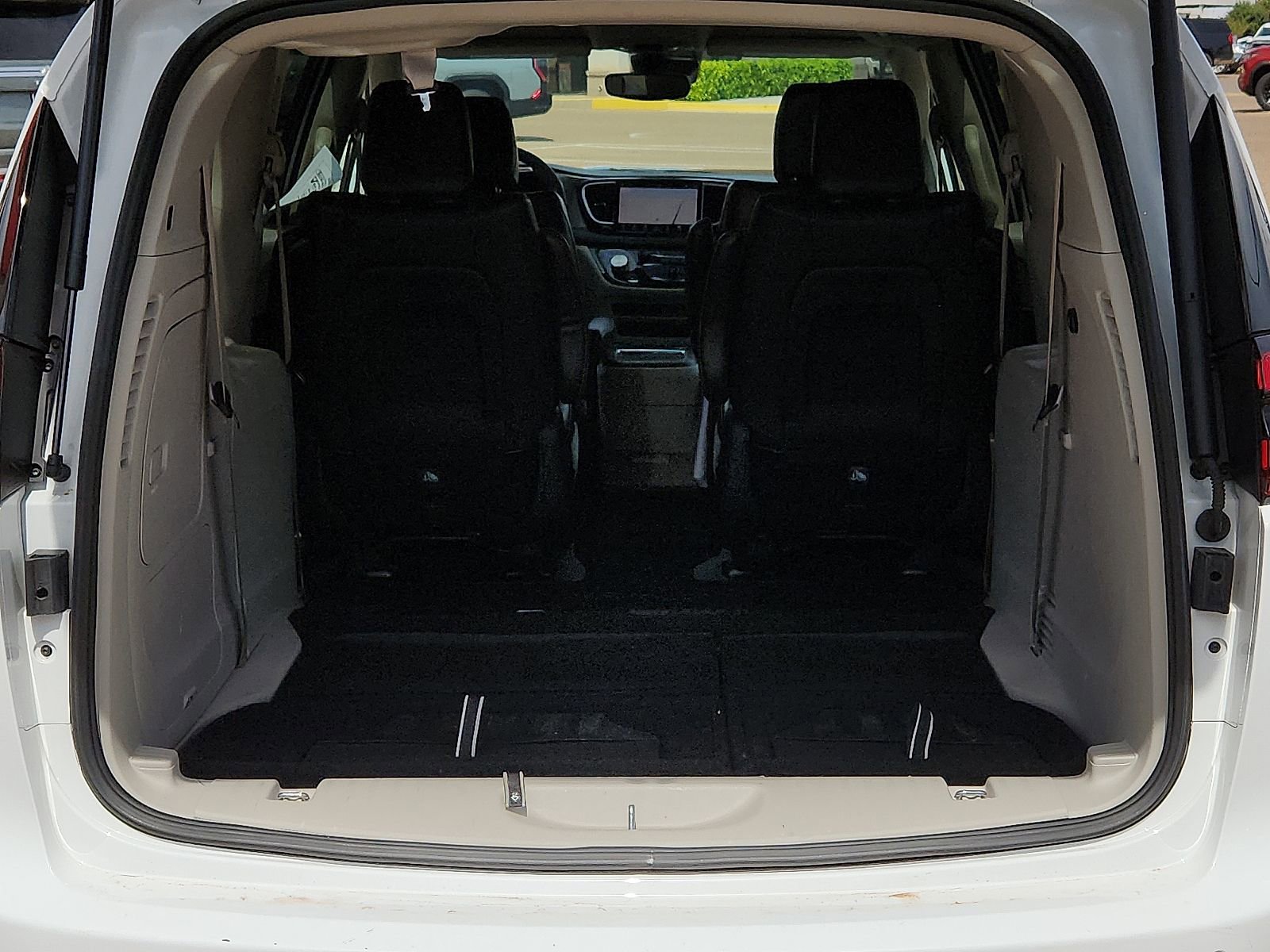 Used 2024 Chrysler Pacifica Select image 10