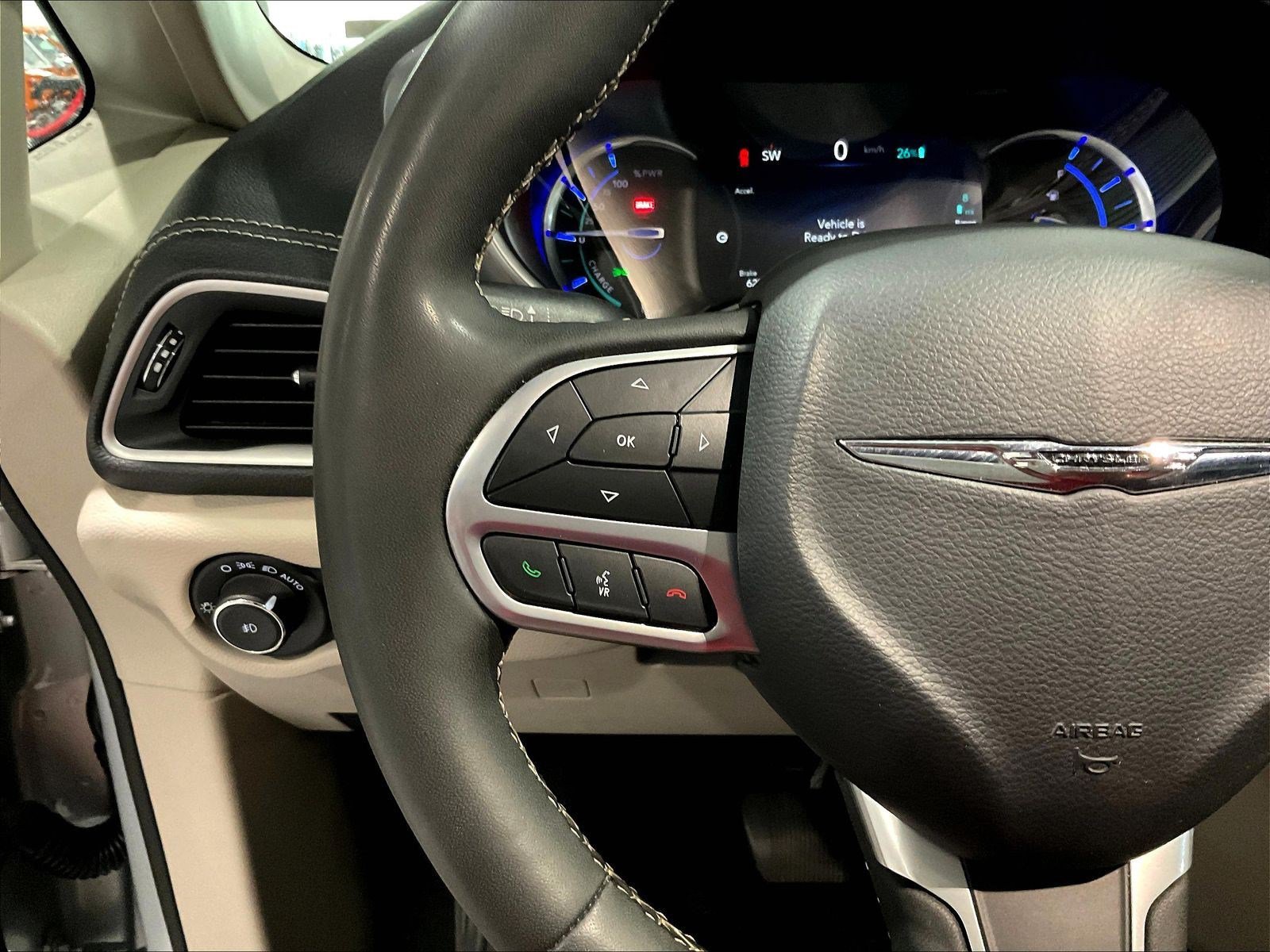 Used 2023 Chrysler Pacifica Touring-L FWD image 10
