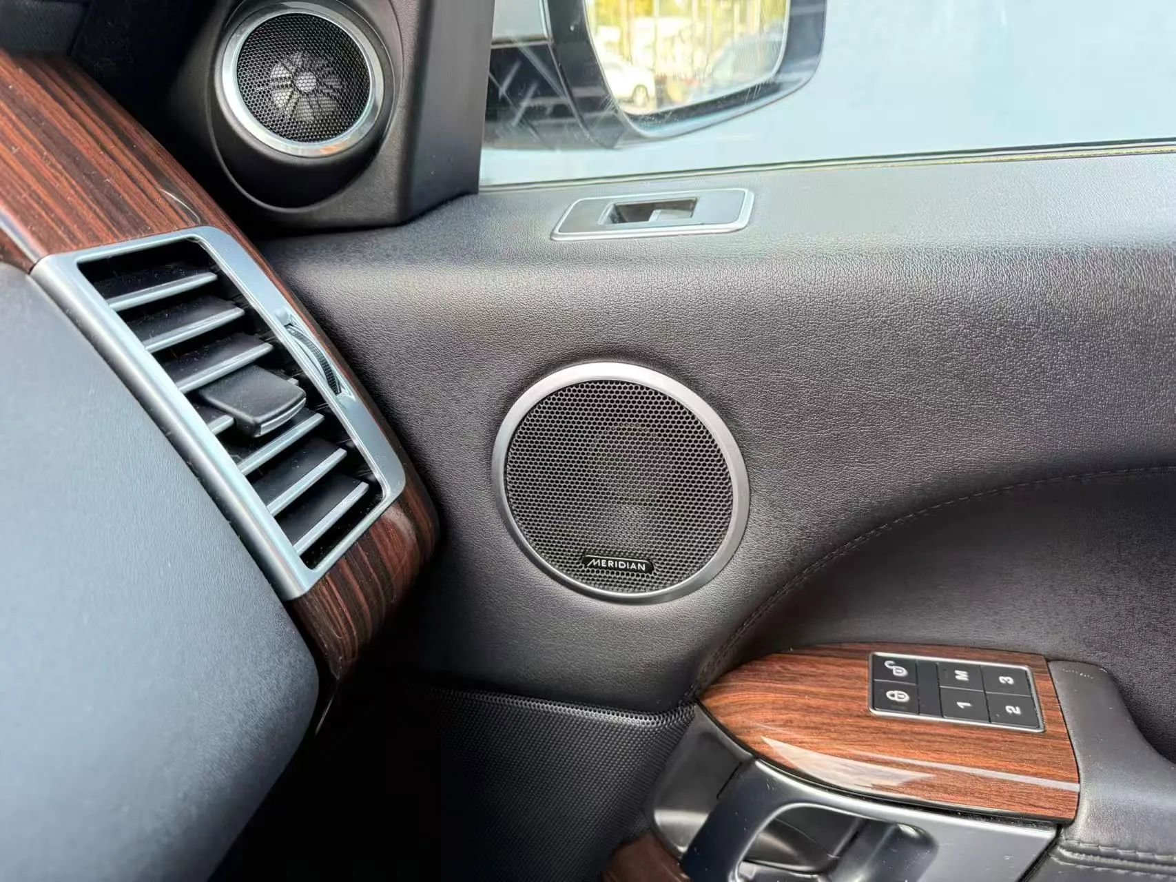 Used 2016 Land Rover Range Rover HSE image 13