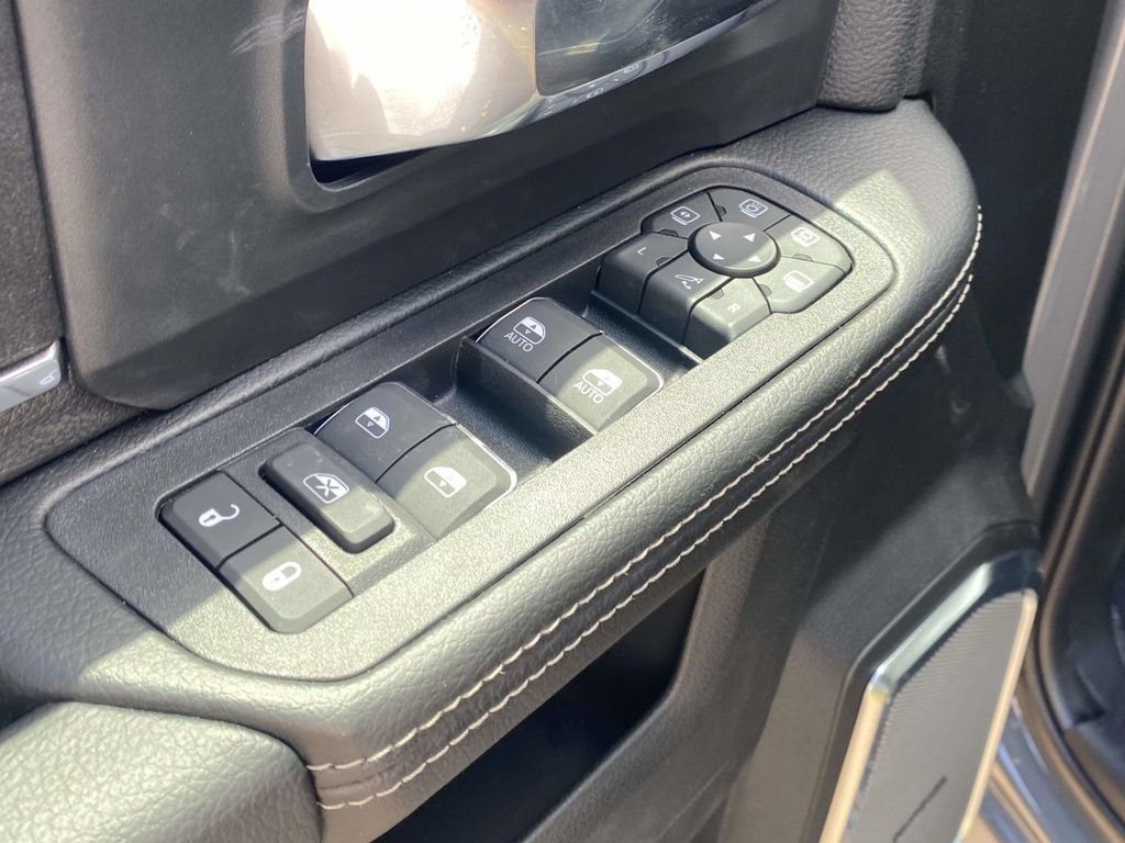 New 2026 RAM 2500 Laramie AWD/4WD image 15