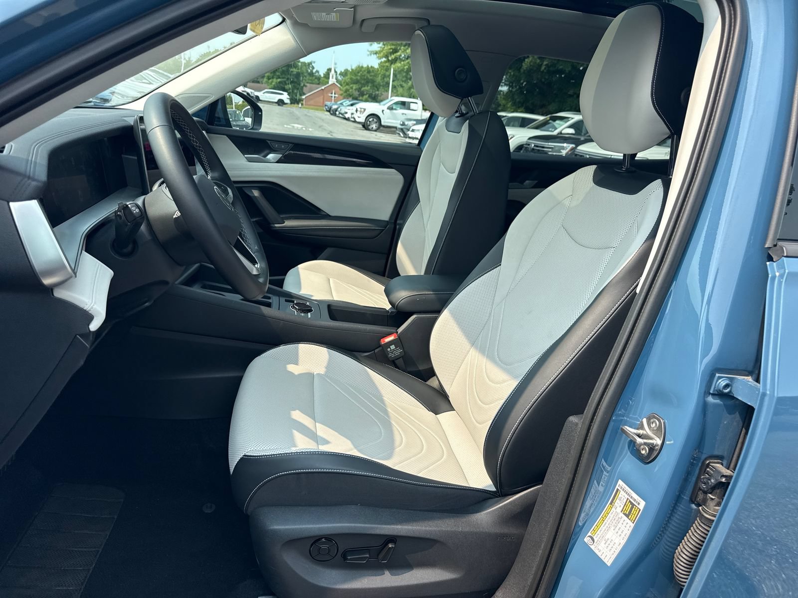 Used 2025 Volkswagen Tiguan SE w/ Panoramic Sunroof Package AWD/4WD image 10