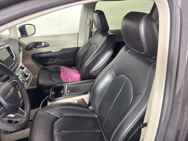 Used 2023 Chrysler Pacifica Touring-L image 30