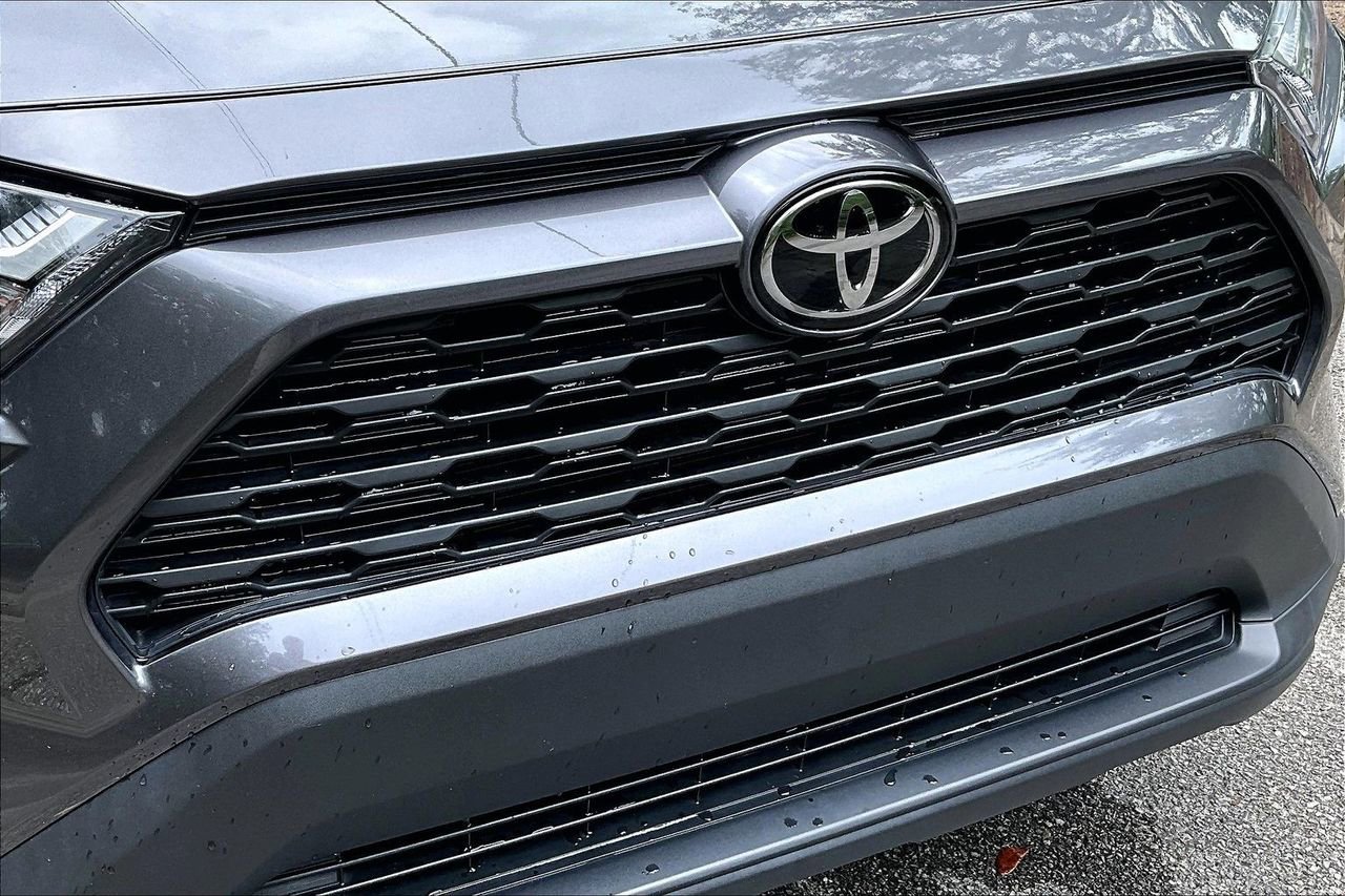 Used 2024 Toyota RAV4 LE FWD image 33