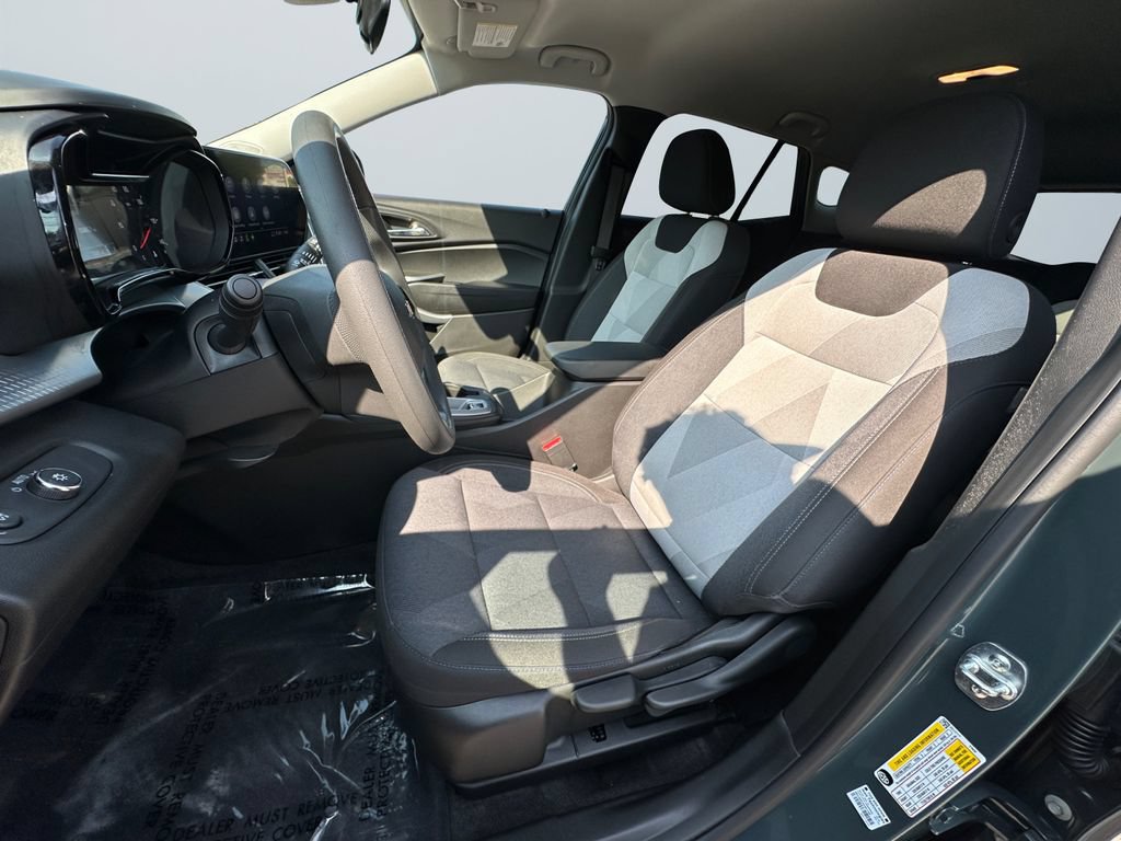 Used 2025 Chevrolet Trax LS w/ LS Convenience Package FWD image 9