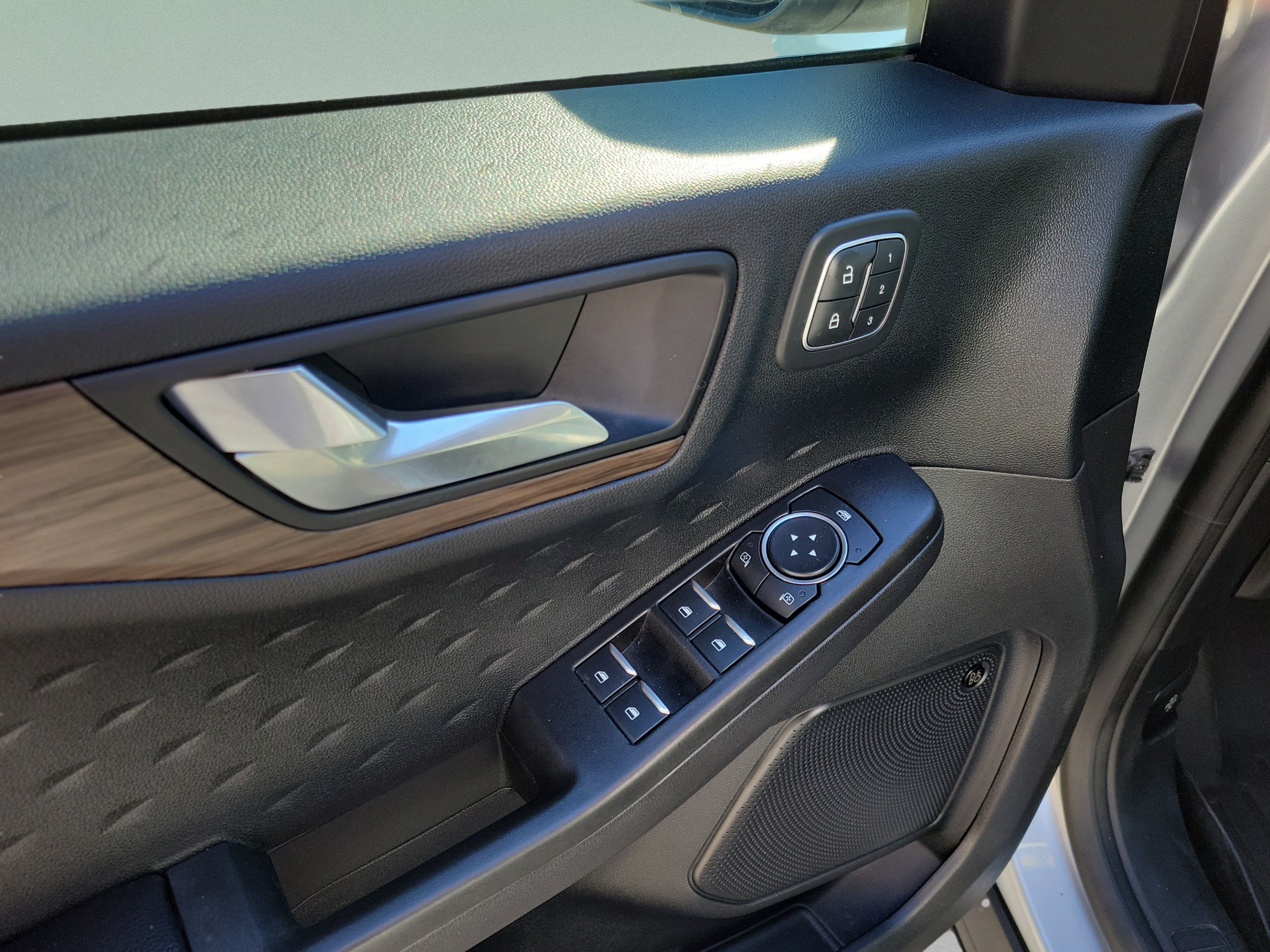 Used 2020 Ford Escape Titanium FWD image 7