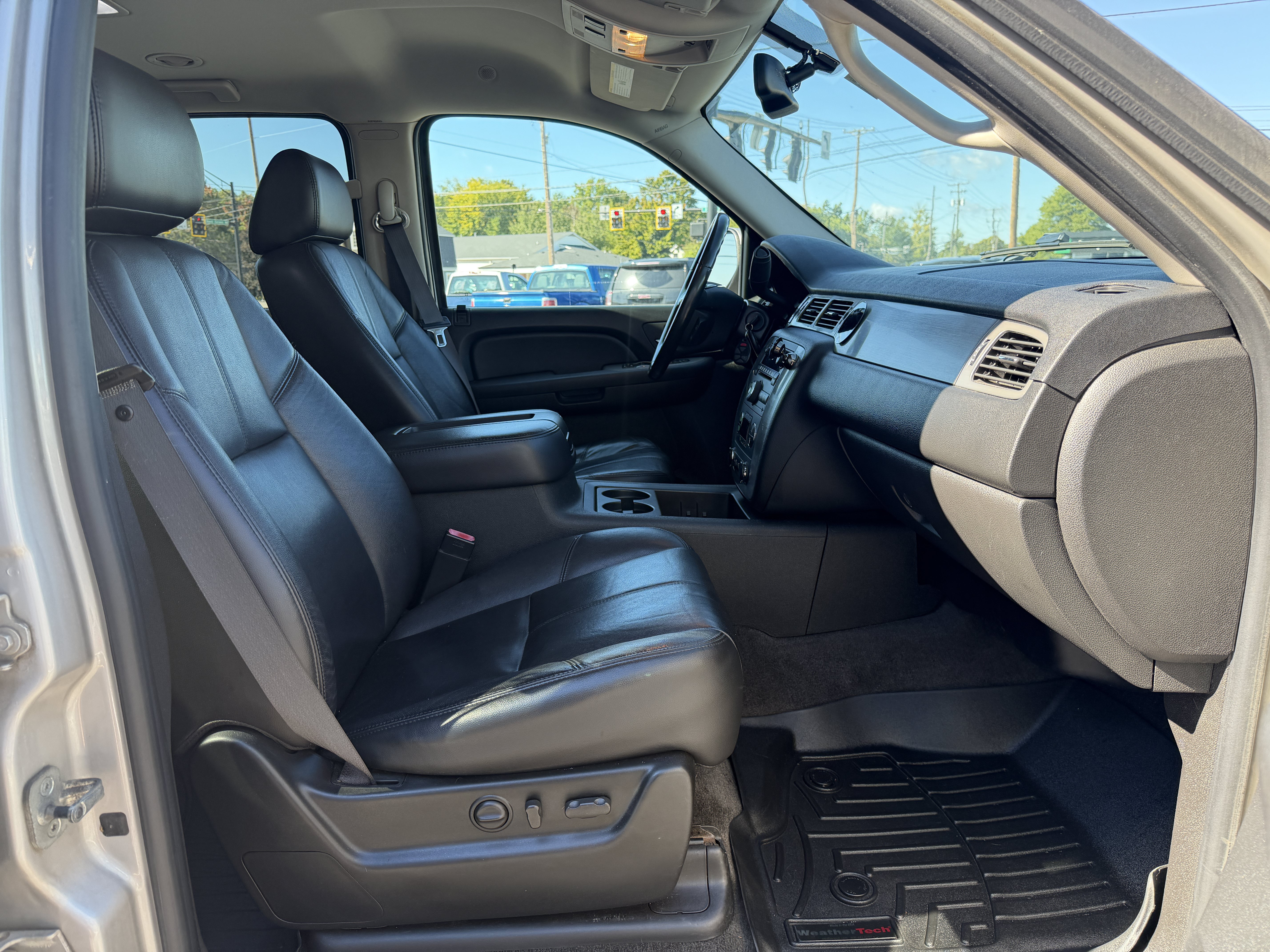 Used 2009 Chevrolet Suburban LT w/ Luxury Package AWD/4WD image 12