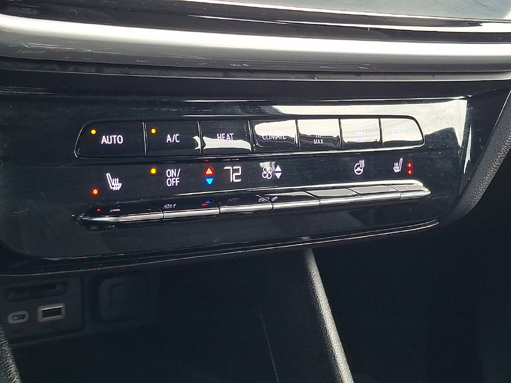 Used 2023 Chevrolet Bolt EUV LT w/ Comfort Package FWD image 17