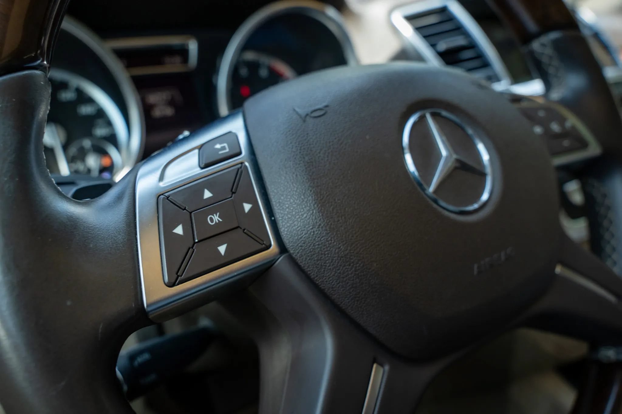 Used 2015 Mercedes-Benz ML 400 4MATIC w/ Lighting Package image 26