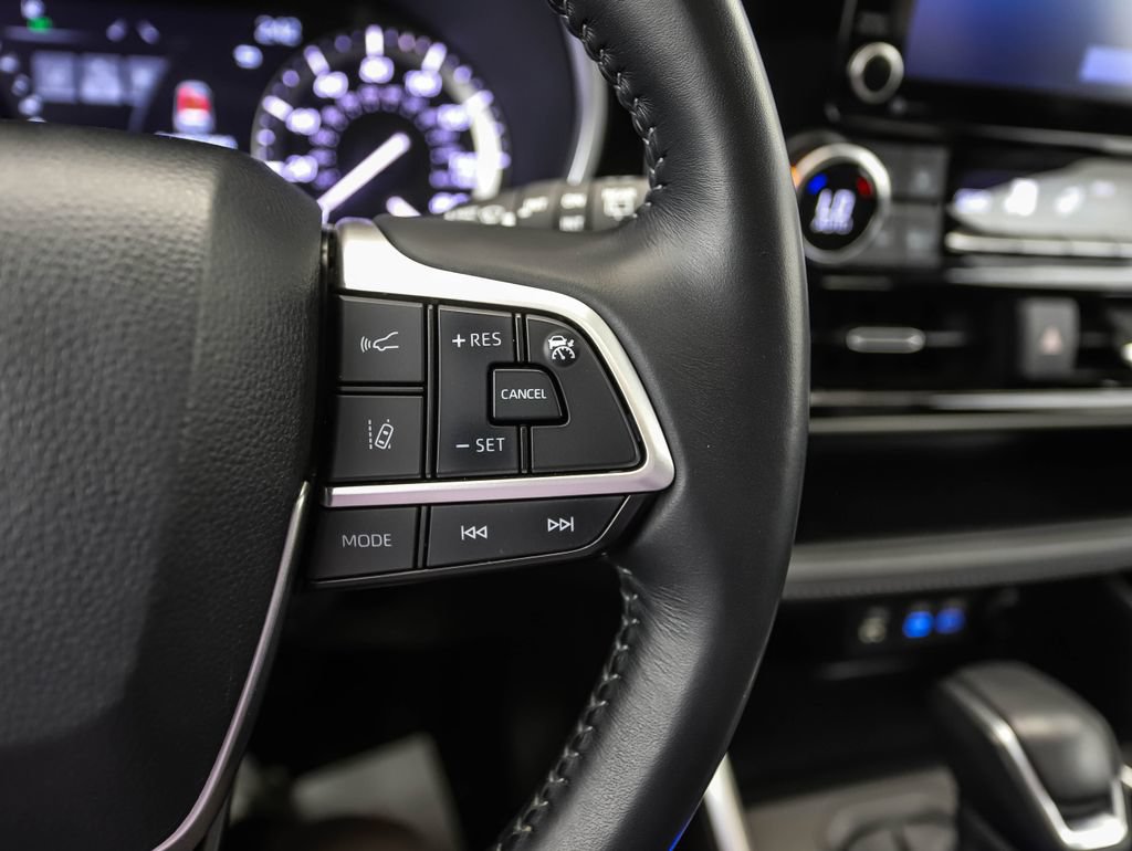Used 2022 Toyota Highlander XLE AWD/4WD image 13