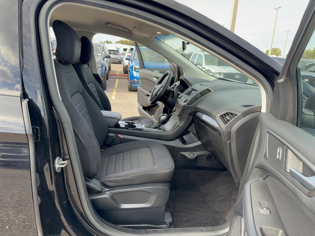 Used 2016 Ford Edge SE image 14