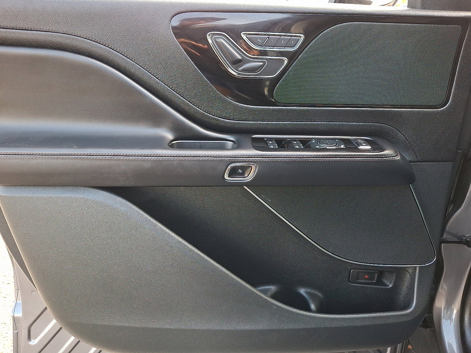 Used 2023 Lincoln Aviator Standard w/ Premium Package image 13