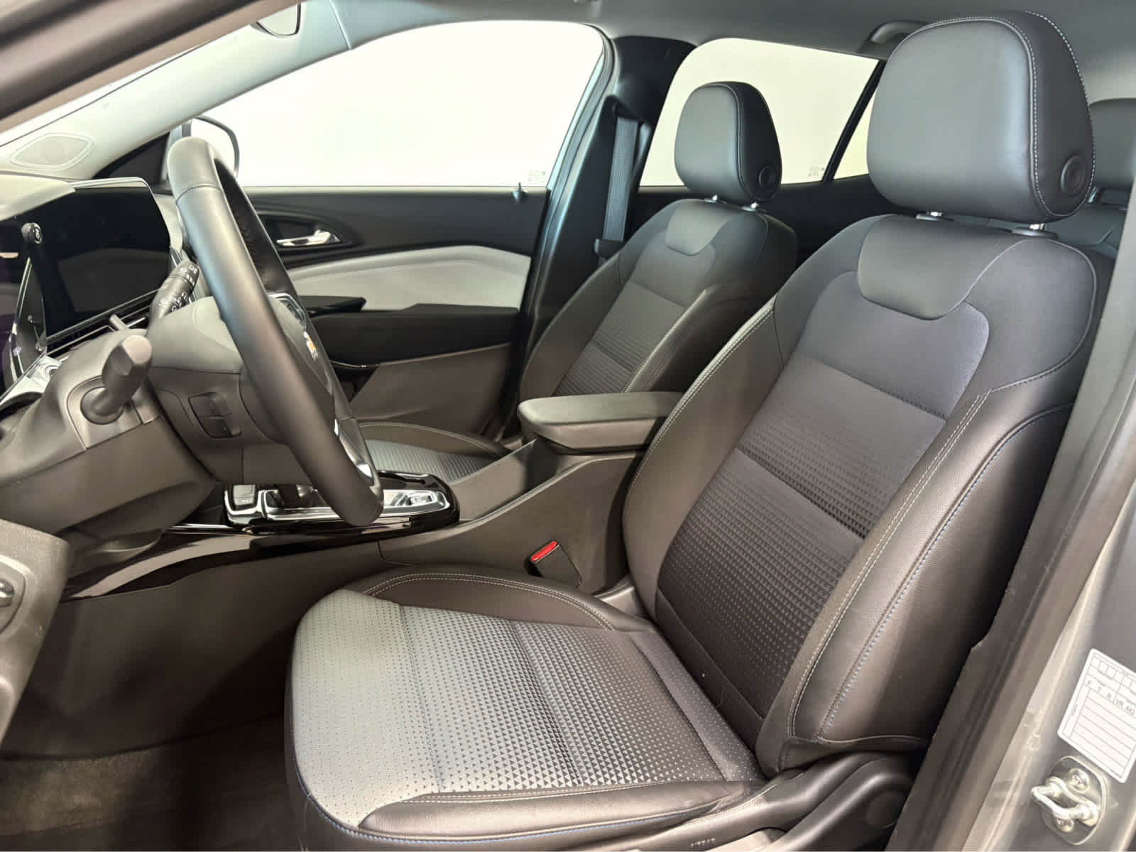 Certified 2025 Chevrolet Trax LT w/ LT Convenience Package image 12