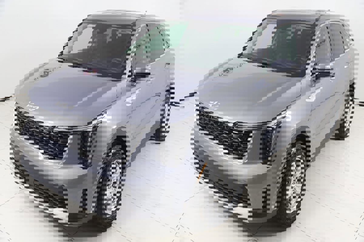 Used 2025 Kia Sorento LX image 19