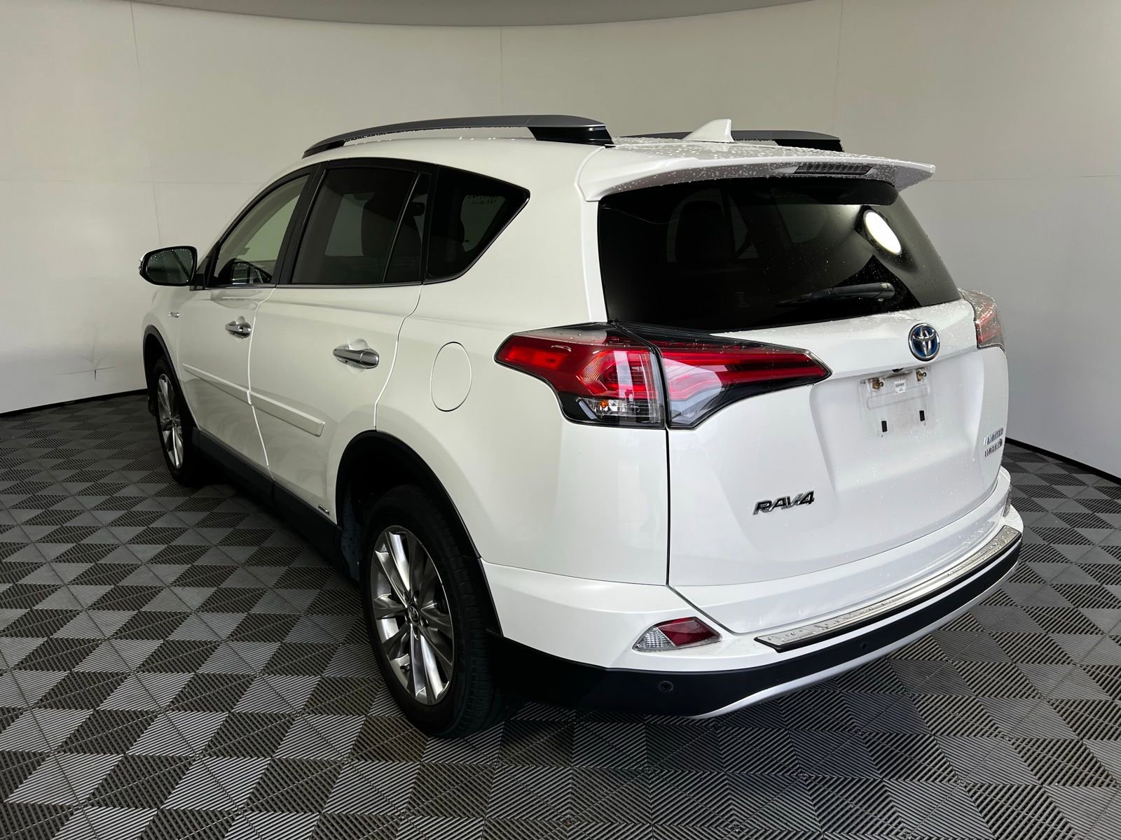 Used 2018 Toyota RAV4 Limited w/ Advanced Technology Package AWD/4WD image 7