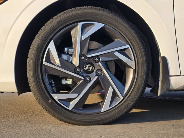 Certified 2025 Hyundai Elantra SEL FWD image 11