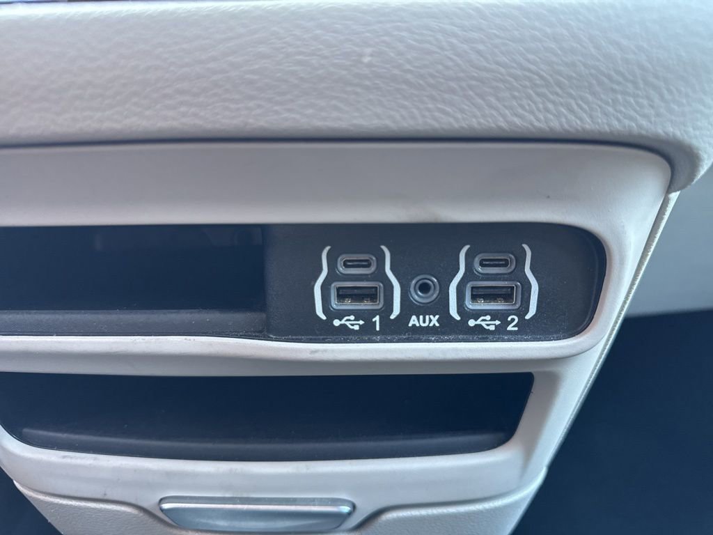 Used 2023 Chrysler Voyager LX image 23