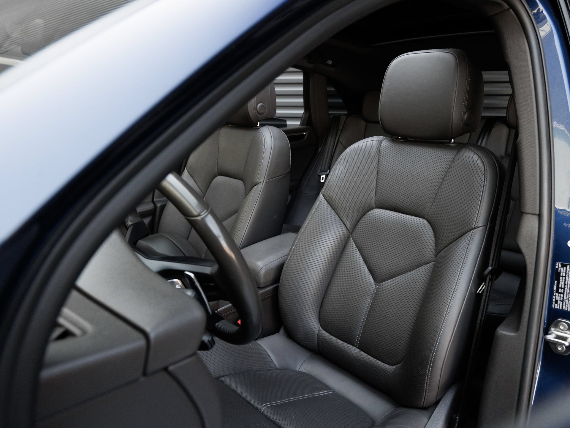 Certified 2022 Porsche Macan AWD/4WD image 5