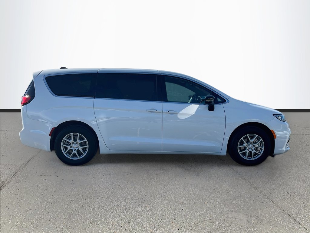 Certified 2026 Chrysler Pacifica Select FWD image 8