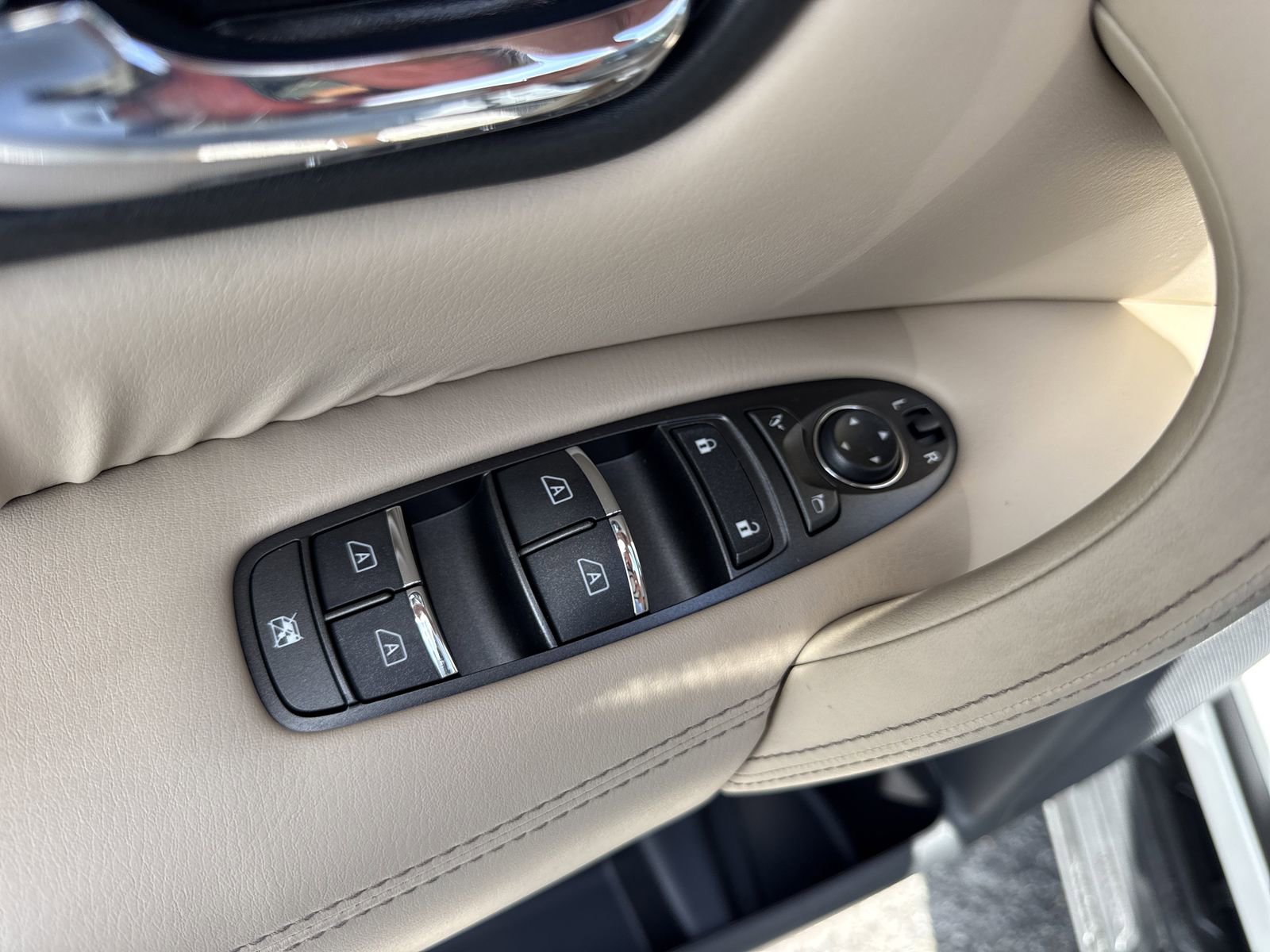 Used 2024 Nissan Armada Platinum w/ Captain's Chairs Package AWD/4WD image 18