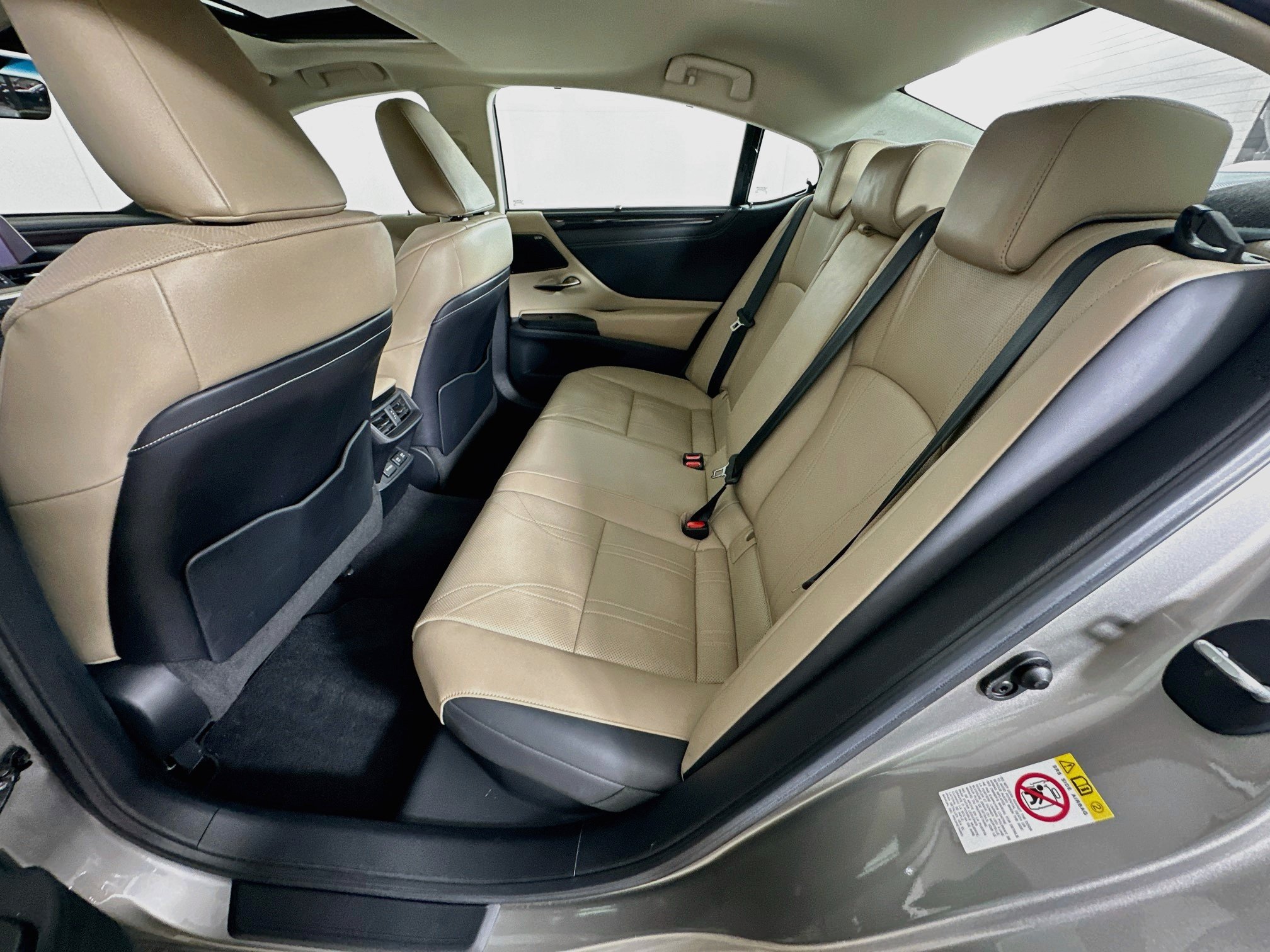 Used 2019 Lexus ES 300h Ultra Luxury FWD image 29