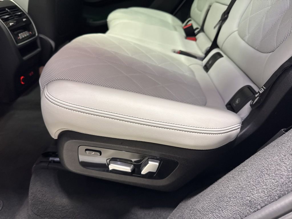 Used 2023 BMW X7 xDrive40i w/ M Sport Package image 37