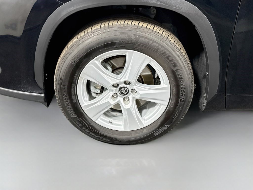 Used 2025 Toyota Highlander LE FWD image 37