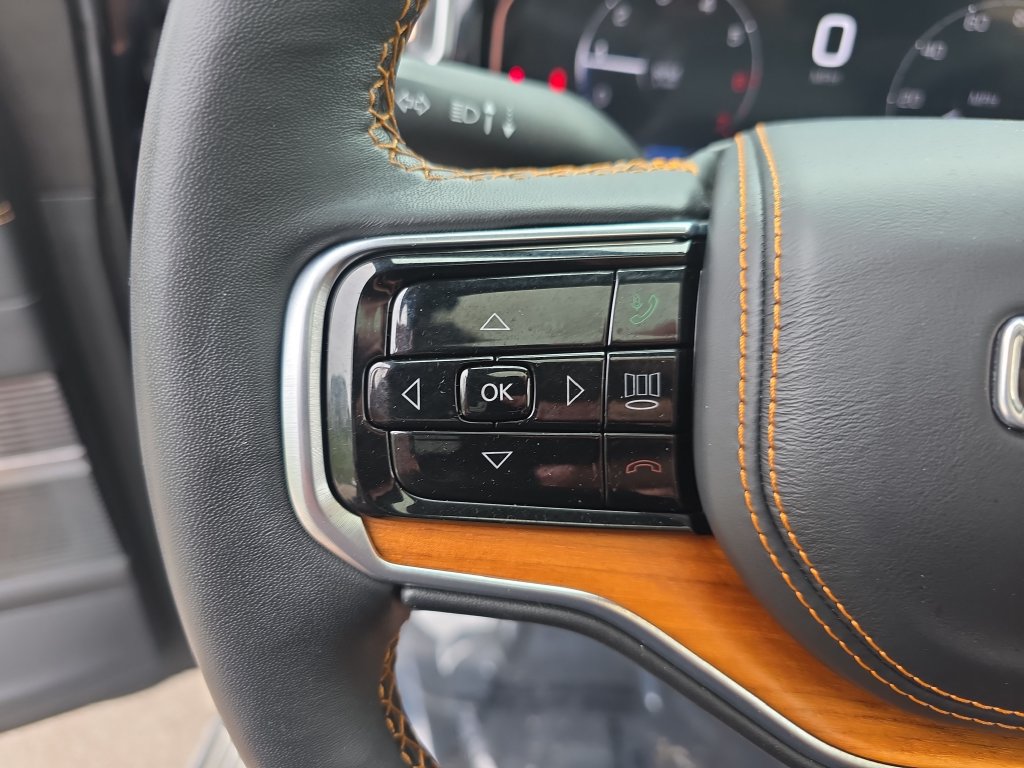 Used 2023 Jeep Grand Wagoneer Series III AWD/4WD image 19