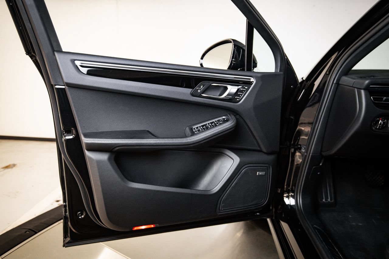 Certified 2023 Porsche Macan AWD/4WD image 23