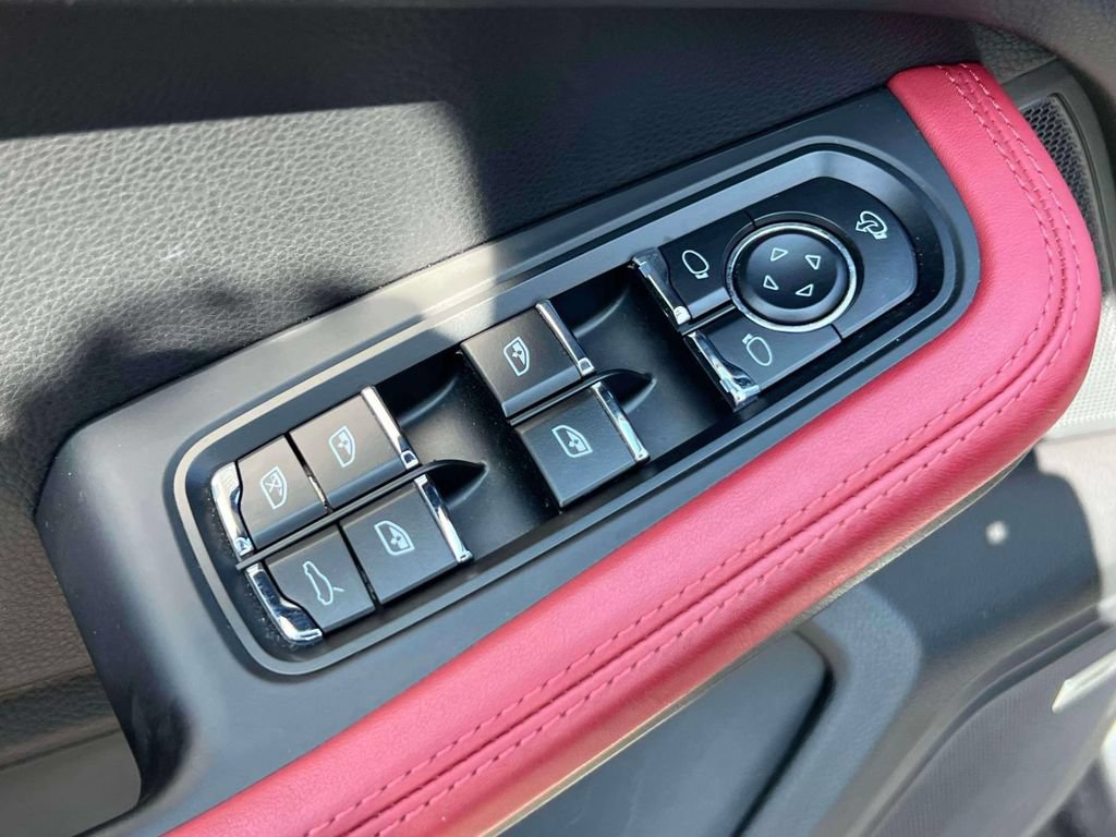 Used 2024 Porsche Macan S AWD/4WD image 17