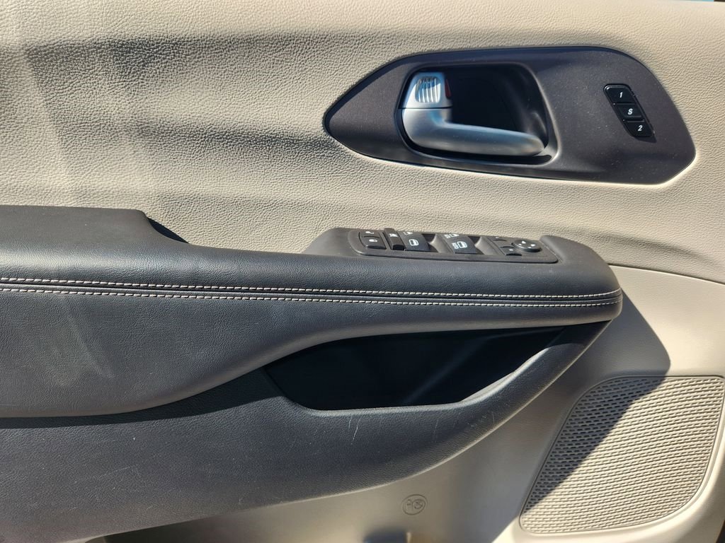 Used 2024 Chrysler Pacifica Touring-L image 22