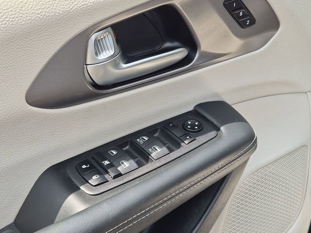 Certified 2023 Chrysler Pacifica Touring-L FWD image 14