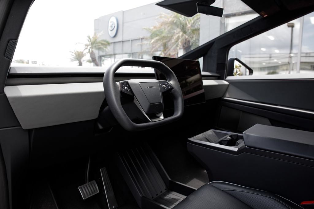 Used 2025 Tesla Cybertruck AWD Crew Cab image 28