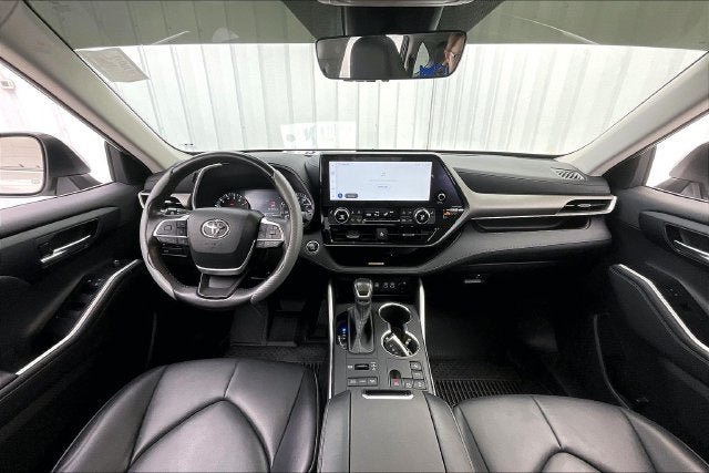 Used 2023 Toyota Highlander XLE AWD/4WD image 15