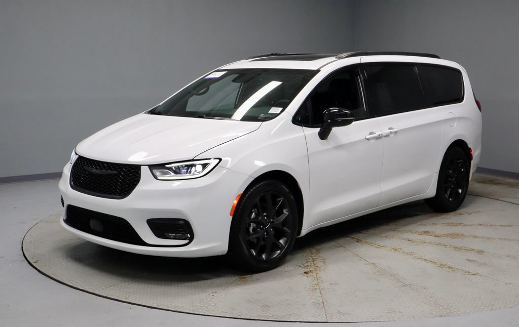 Used 2025 Chrysler Pacifica Limited FWD image 9