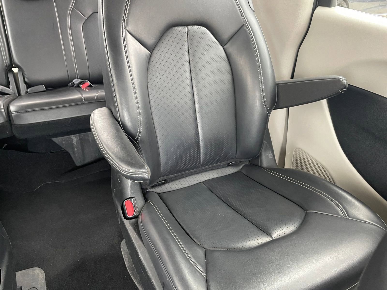 Used 2023 Chrysler Pacifica Touring-L image 40