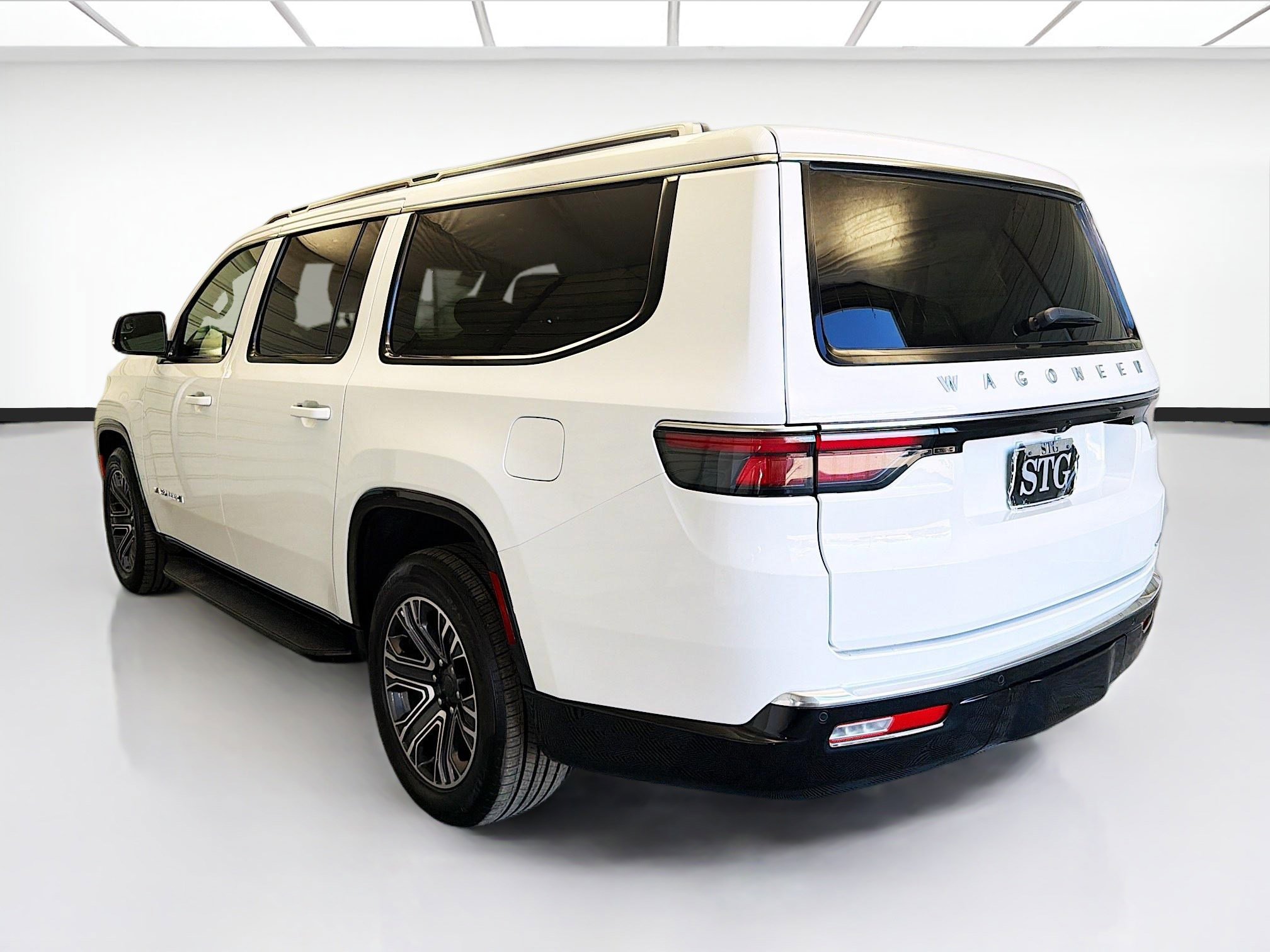 Used 2024 Jeep Wagoneer L Series II image 6