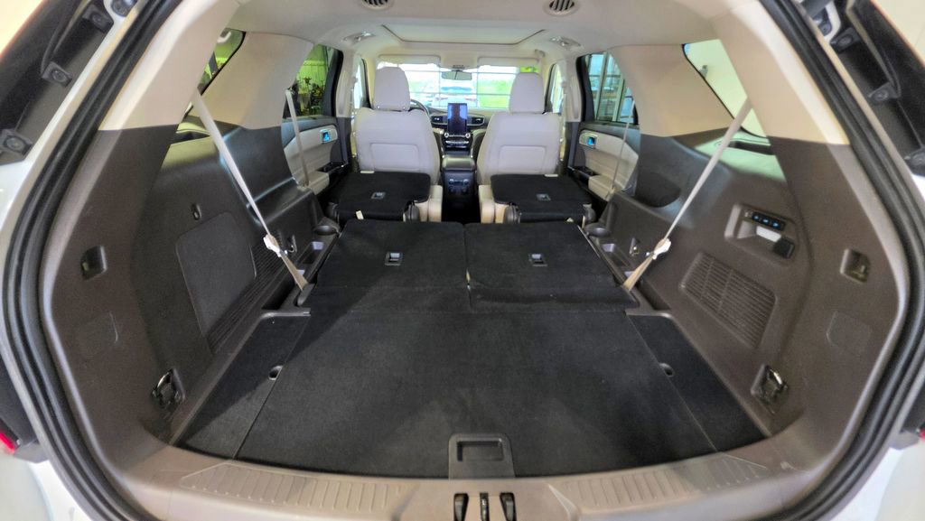 Used 2023 Ford Explorer Platinum w/ Technology Package AWD/4WD image 15