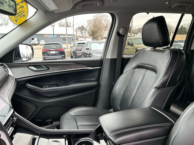 Used 2023 Jeep Grand Cherokee Limited w/ Luxury Tech Group II image 32