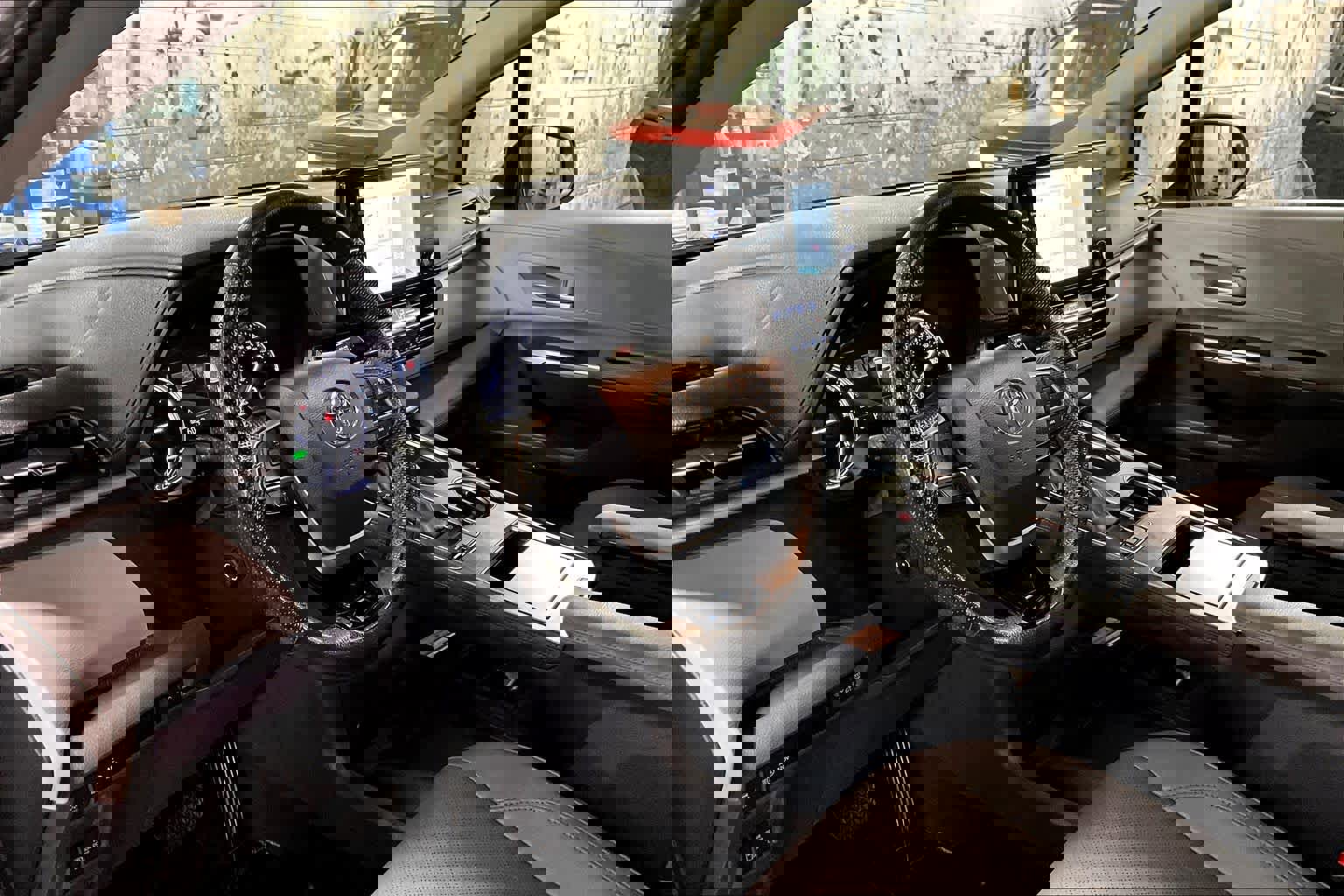 Used 2023 Toyota Sienna Limited image 17