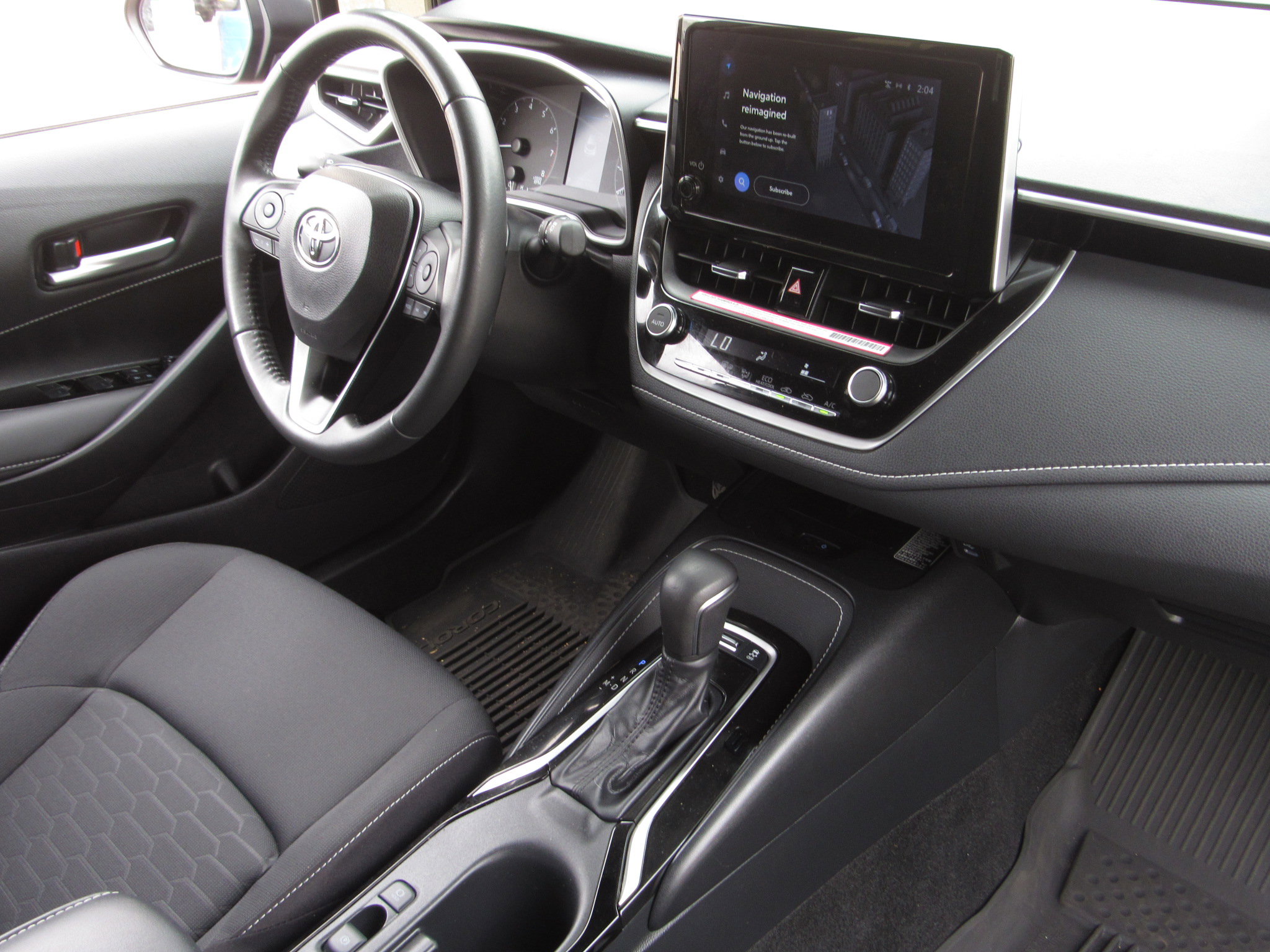 Used 2025 Toyota Corolla SE w/ SE Package image 9