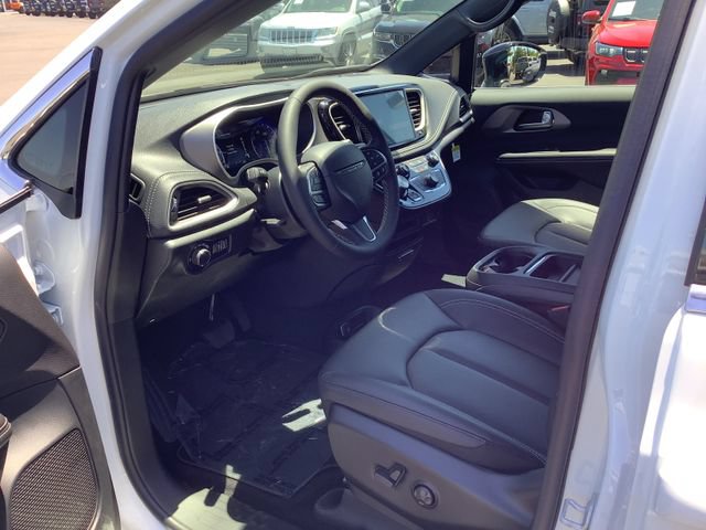 New 2027 Chrysler Pacifica Select FWD image 7
