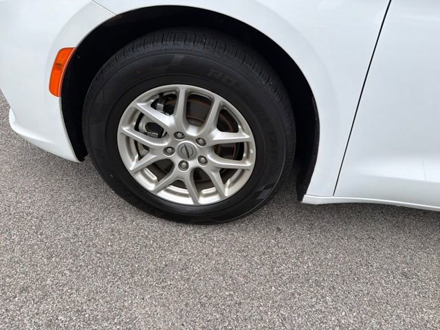 Used 2023 Chrysler Pacifica Touring-L image 38