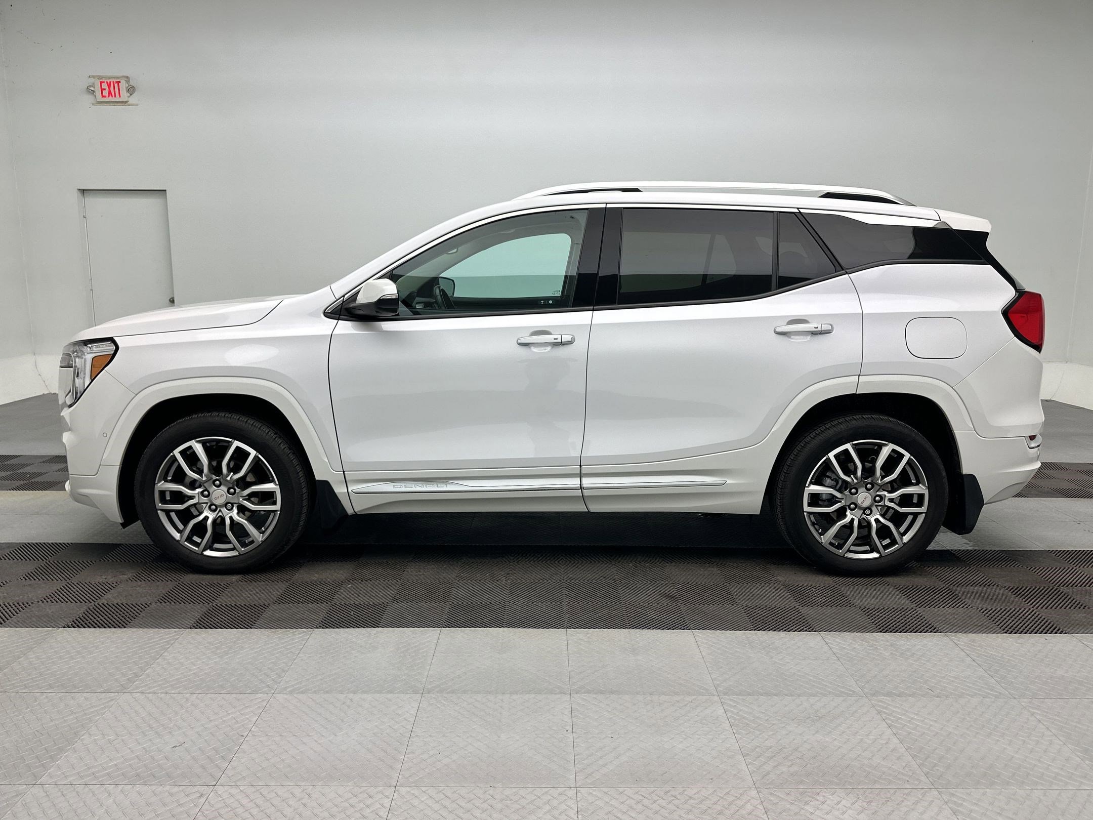 Certified 2022 GMC Terrain Denali w/ Denali Premium Package AWD/4WD image 2