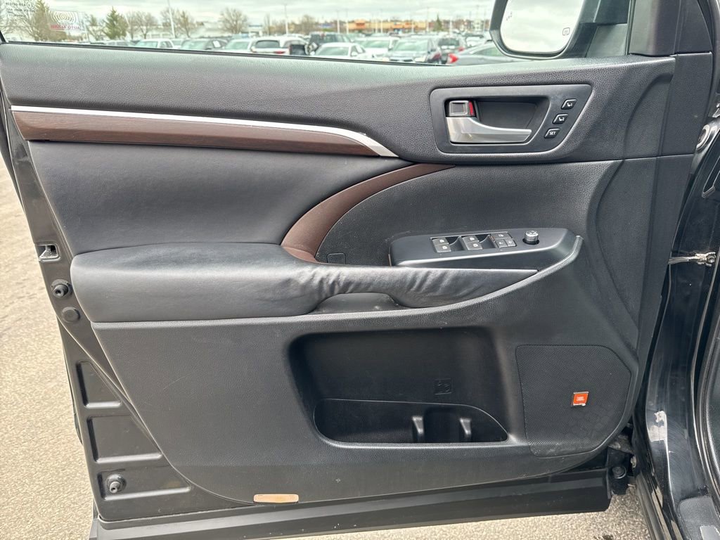 Used 2015 Toyota Highlander Limited AWD/4WD image 32
