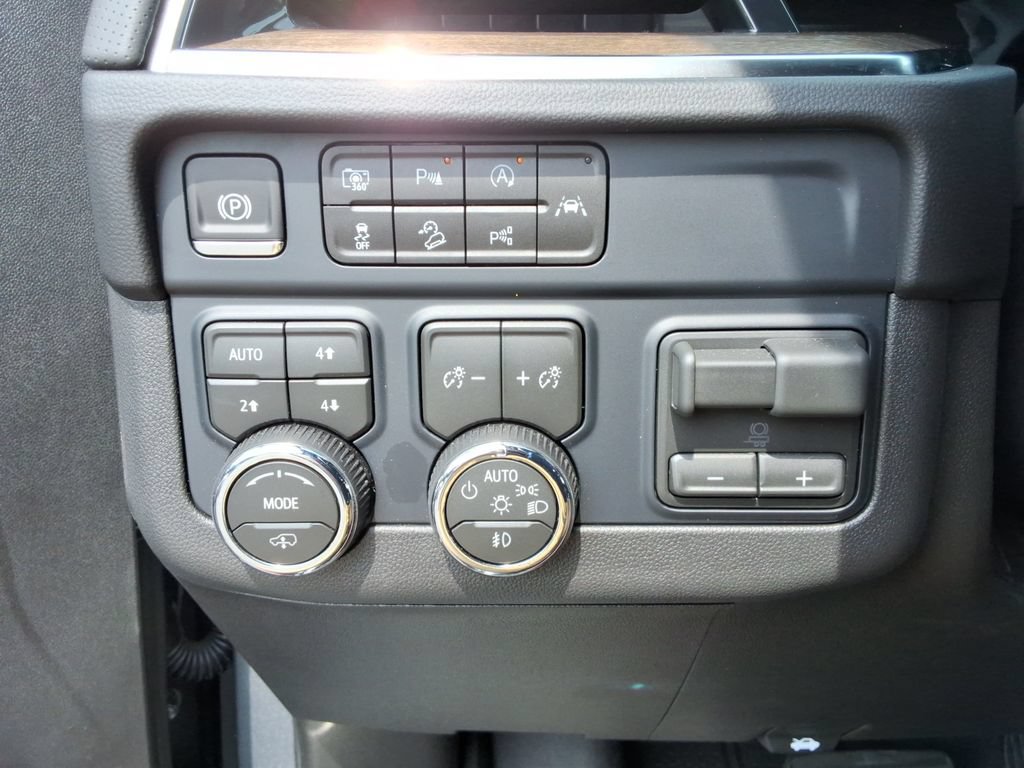 Certified 2026 Chevrolet Suburban High Country AWD/4WD image 39