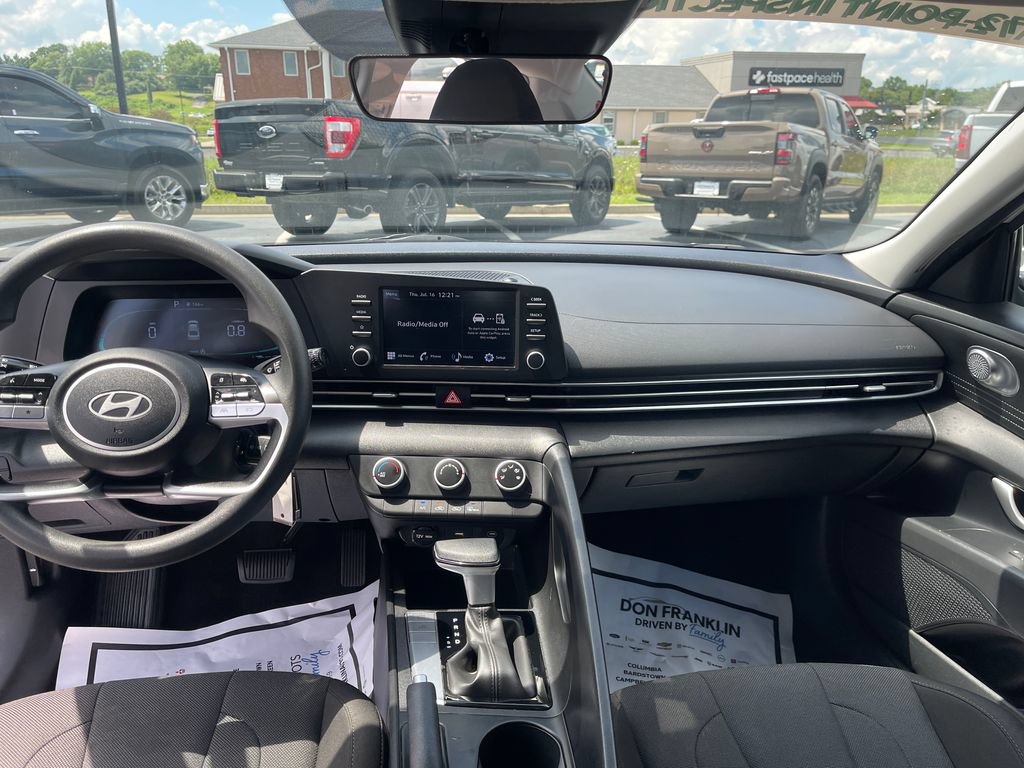 Used 2025 Hyundai Elantra SE FWD image 15
