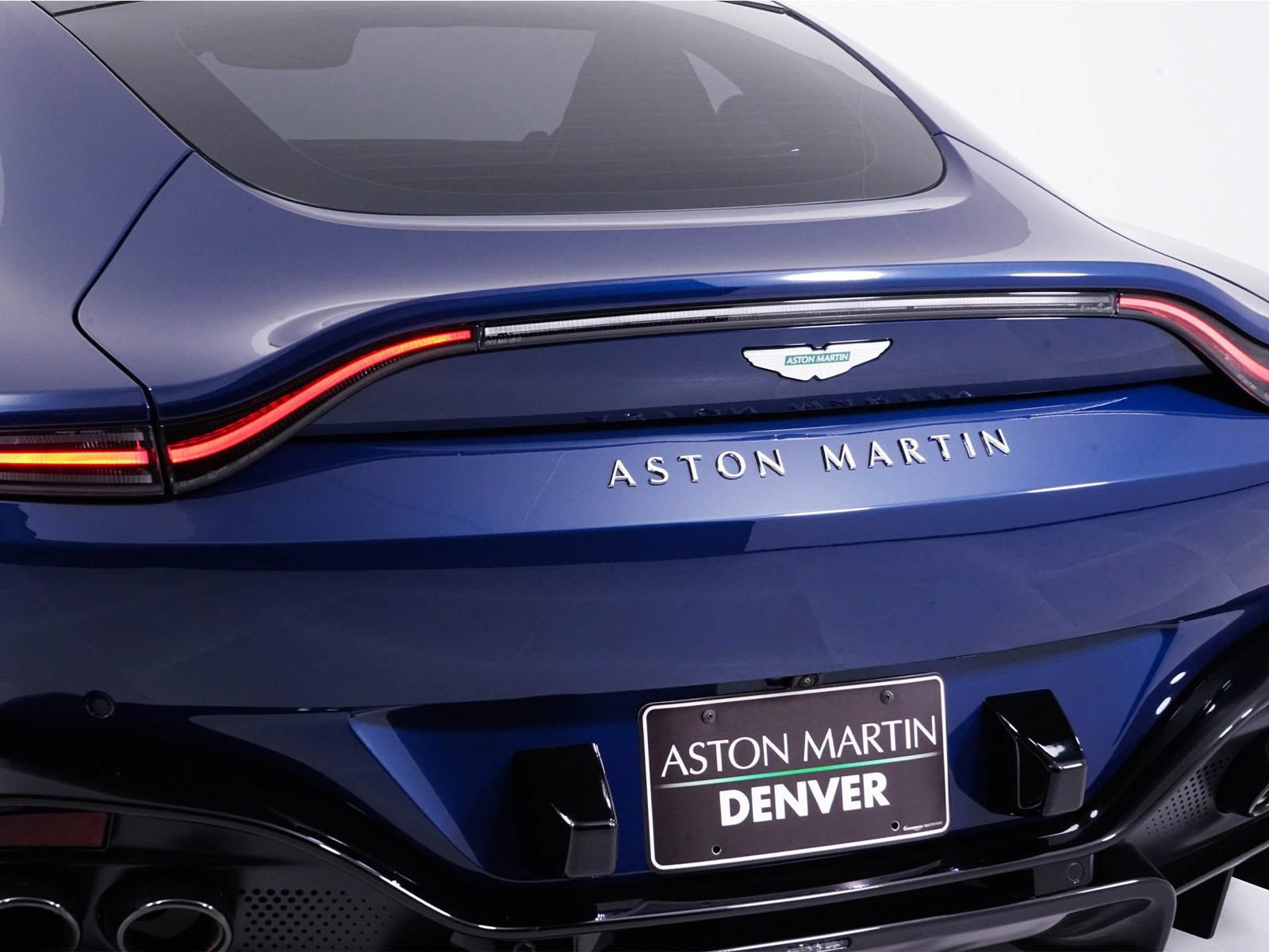 Used 2025 Aston Martin V8 Vantage Coupe RWD image 19