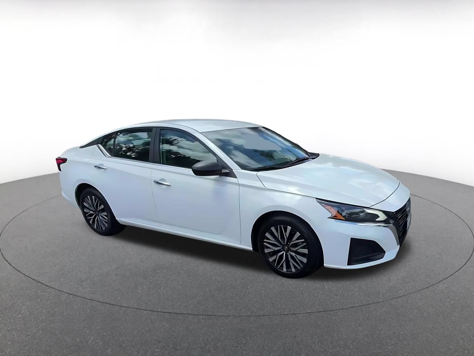 Used 2025 Nissan Altima 2.5 SV FWD image 2