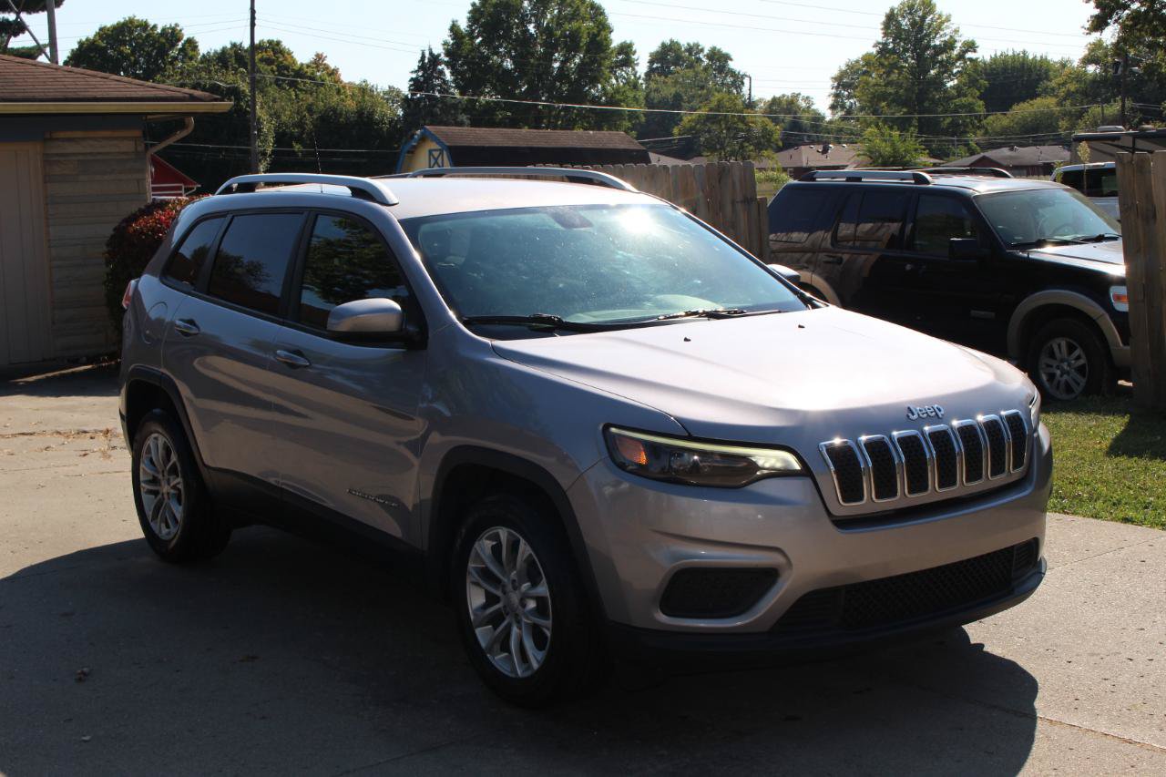 Used 2020 Jeep Cherokee Latitude FWD image 2