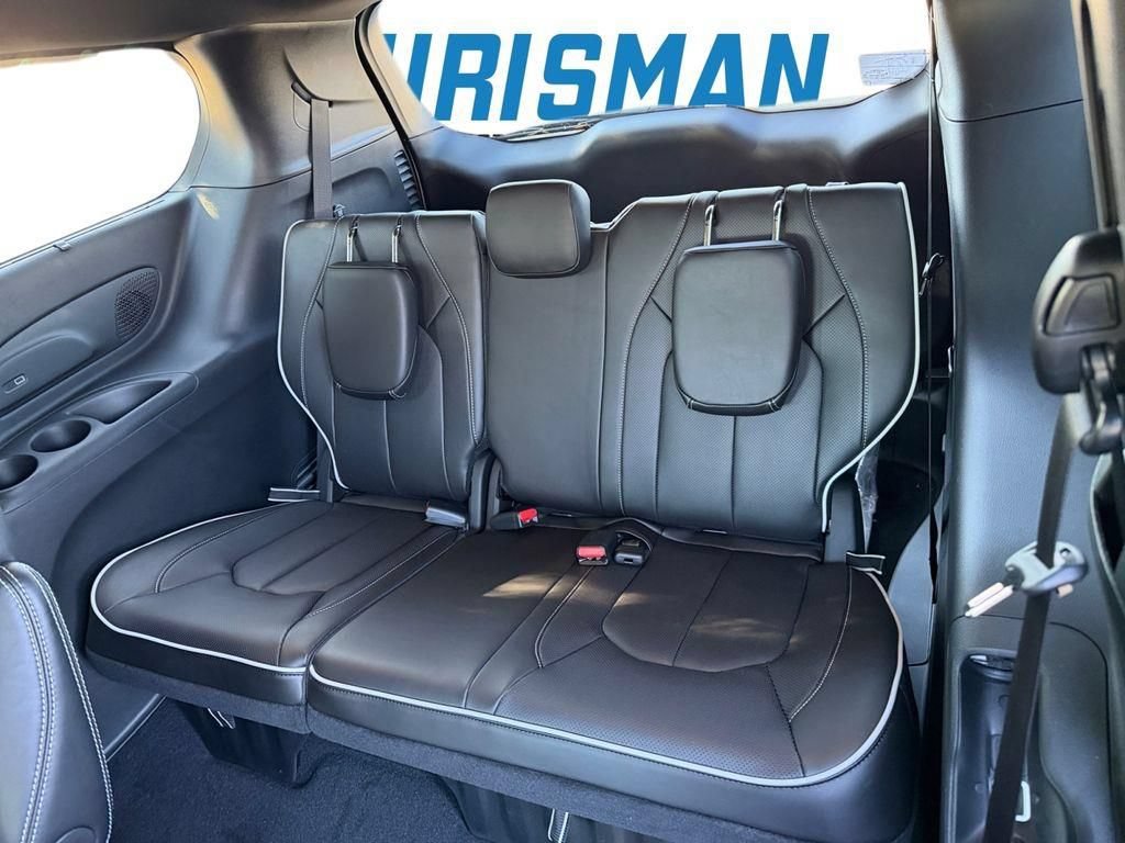 New 2026 Chrysler Pacifica Limited w/ Uconnect Theater Family Group FWD image 29